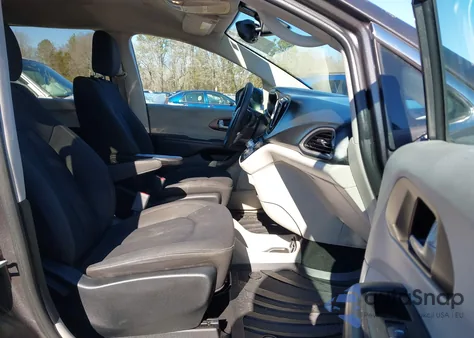 2017 Chrysler Pacifica Touring z USA, uszkodzony, nr VIN 2C4RC1DG6HR722909